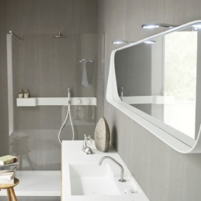hauteur du miroir au-dessus de la décoration de la salle de bain