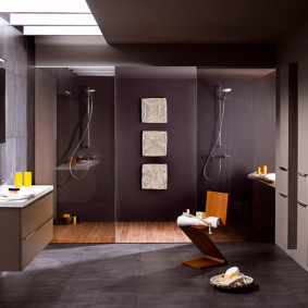 hauteur du miroir au-dessus de la conception de la photo de l'évier de la salle de bain
