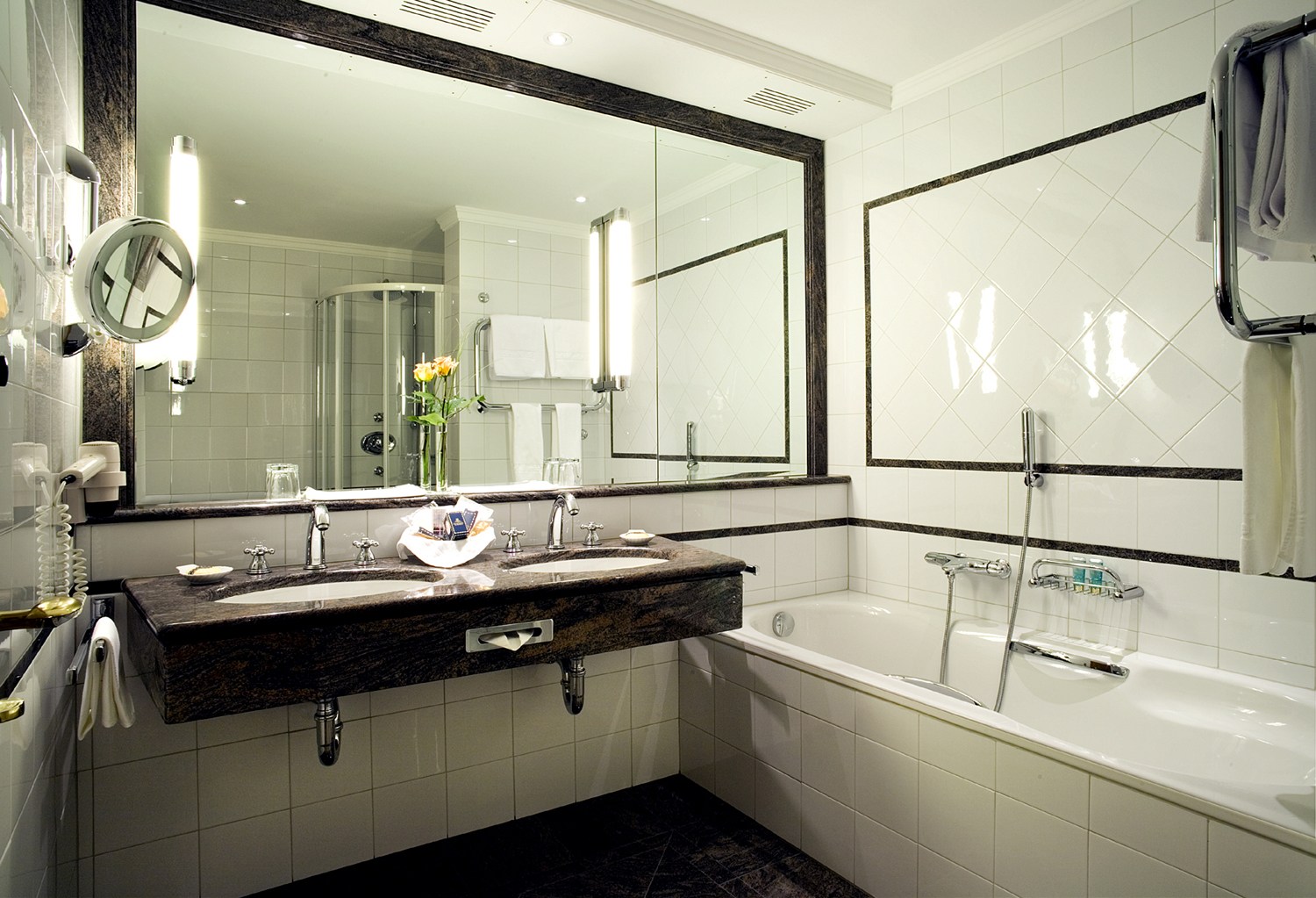 hauteur du miroir au-dessus de l'évier dans la conception de la photo de la salle de bain