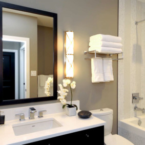 hauteur du miroir au-dessus du lavabo dans la décoration photo de la salle de bain