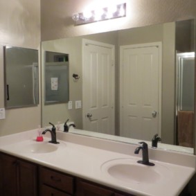 hauteur du miroir au-dessus du lavabo dans les idées de décoration de salle de bain