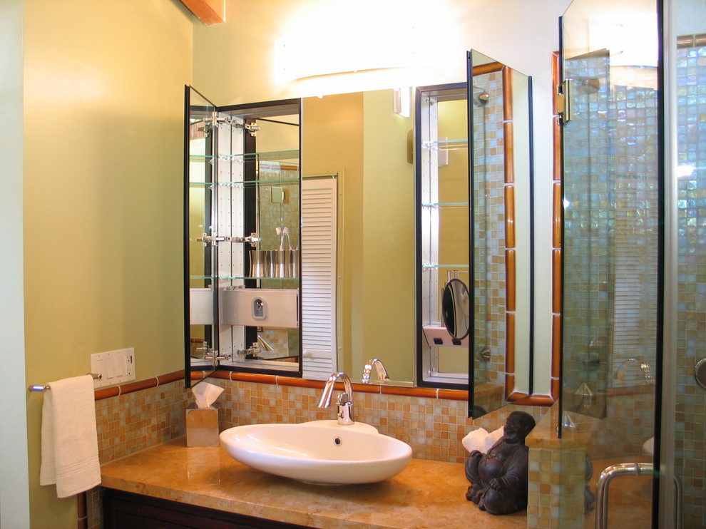 hauteur du miroir au-dessus du lavabo à l'intérieur de la salle de bain