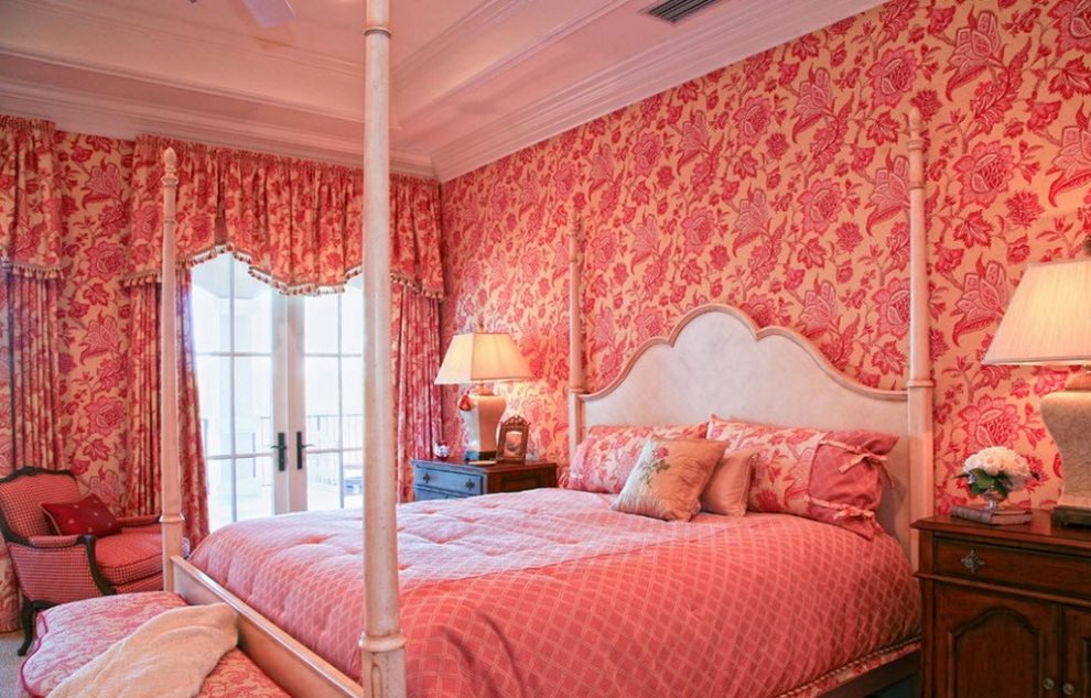 Papier peint rose vif assorti aux rideaux