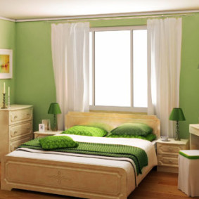 pencerenin yanında bir yataklı yeşil yatak odası