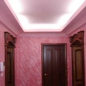 papier peint liquide rose dans le couloir