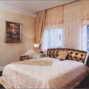 חדר שינה זהוב עם מיטת חלון