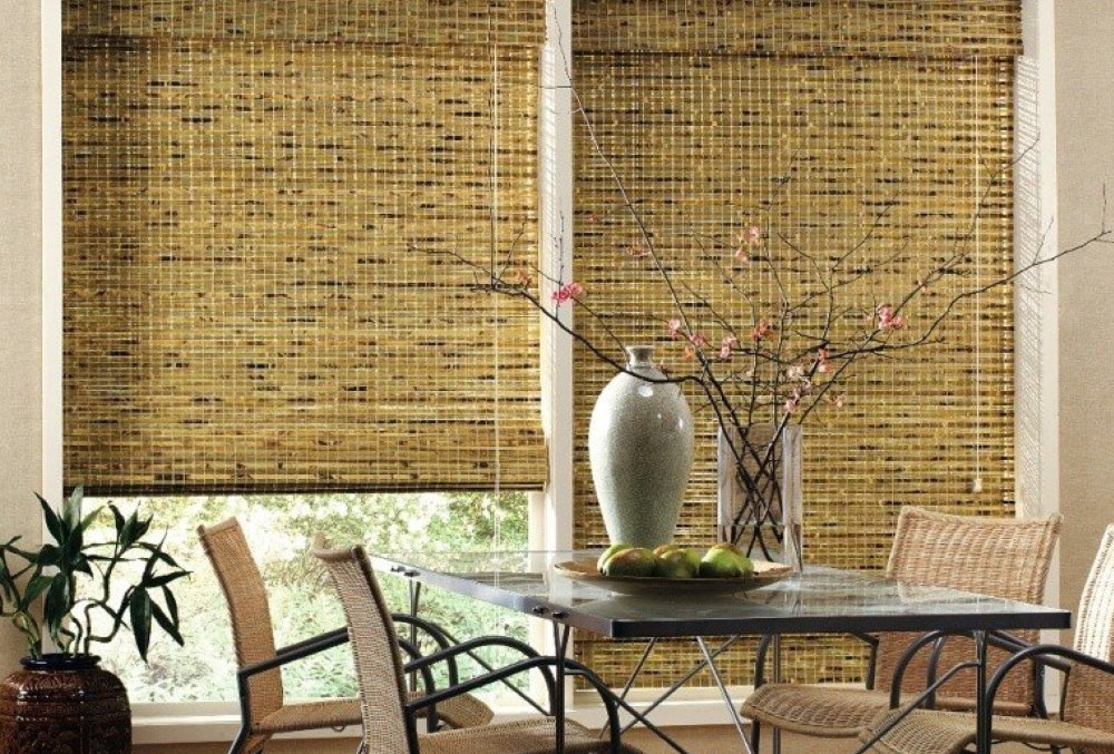 Bambusa aizkari uz virtuves ēdamzāles logiem