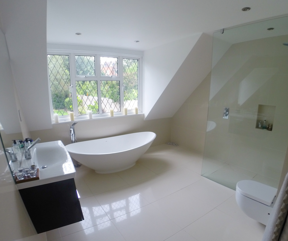 עיצוב אמבטיה בעליית גג בסגנון היי-טק