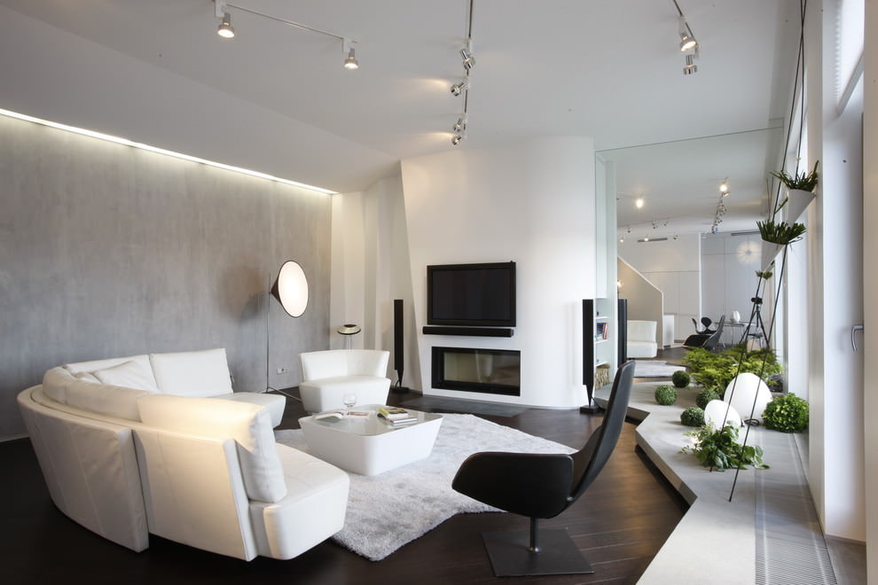 Canapé blanc dans un salon spacieux