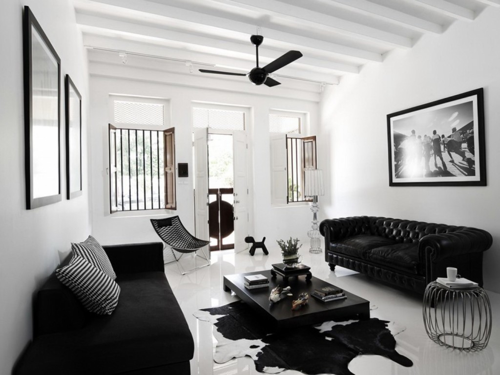 Siyah kanepe ile oturma odası tavan beyaz kirişler