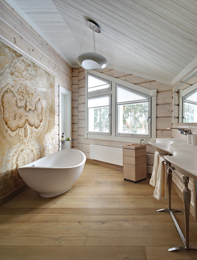Salle de bain beige dans les combles de la maison en rondins
