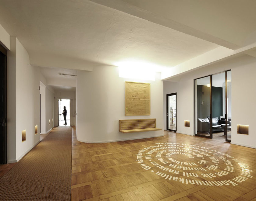 Hall spacieux d'une maison privée dans le style du minimalisme