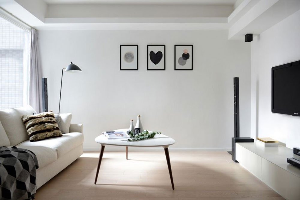 Beyaz tavanlı minimalist oturma odası