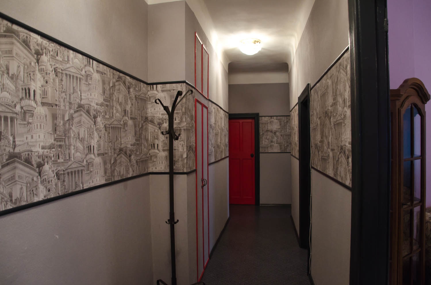 koridora dizains ar kombinētām tapetēm