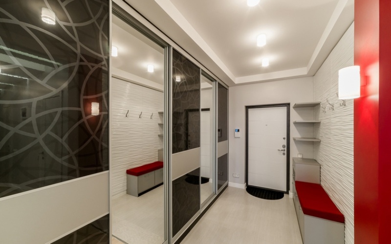 bir panel evde dar bir koridor tasarımı