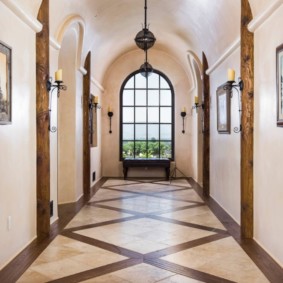 עיצוב רצפות בתצלום הפנים במסדרון
