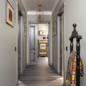 apartman dekor fikirlerinde uzun dar koridor