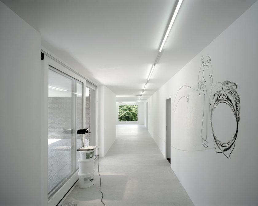 Long couloir minimaliste en blanc