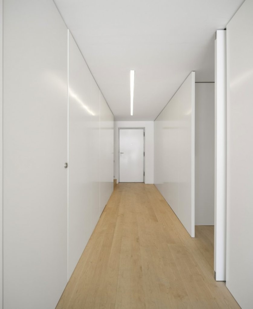 Éclairage confortable dans un couloir étroit dans un style minimaliste