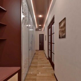 couloir long et étroit dans les idées intérieures de l'appartement