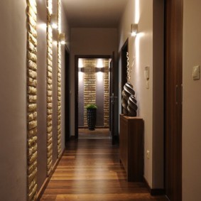 long couloir étroit à l'intérieur de l'appartement
