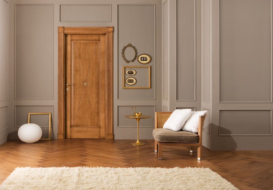 דלת עץ בסלון עם רצפת פרקט