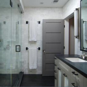 Vantail de porte gris dans la salle de bain