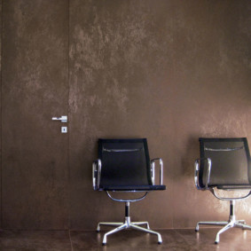 כסאות משרדיים על מסגרת מתכת