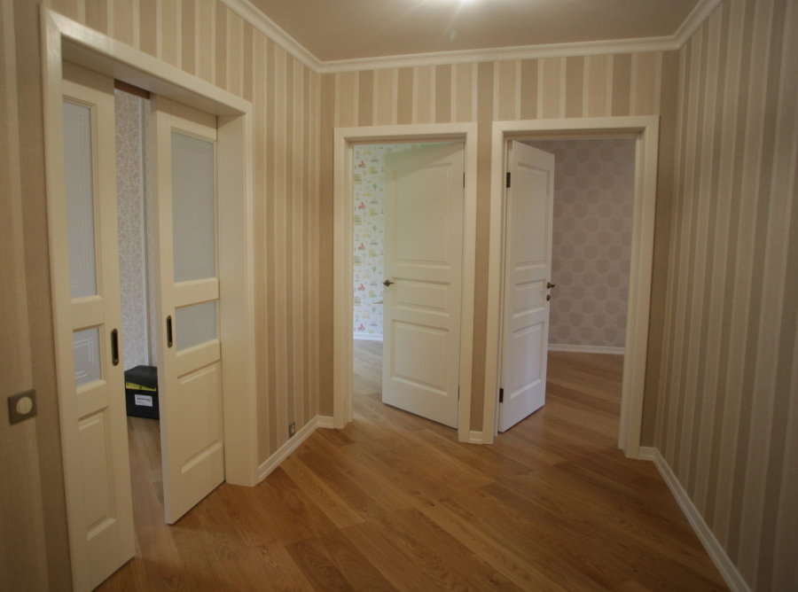 İki yatak odalı bir dairenin giriş holü kapıları