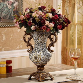 Vase en porcelaine avec des fleurs fraîches