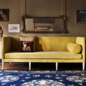 İngiliz tarzı bir oturma odasında bir kanepe üzerinde ayna