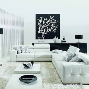 Sofa góc với nội thất màu trắng