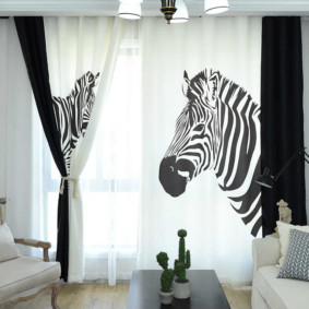 Koridorda perdeler üzerinde bir zebra görüntüsü