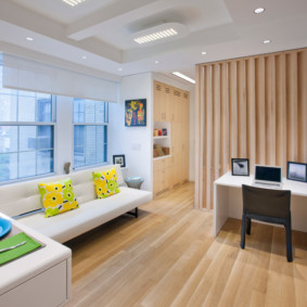 Plancher en bois dans un appartement avec une grande fenêtre