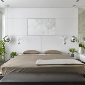 Chambre lumineuse dans le style du minimalisme