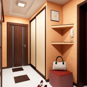 Plancher de céramique dans un petit couloir