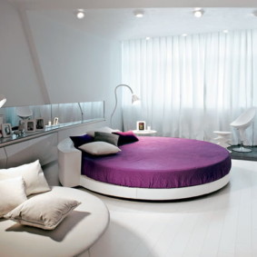 Couvre-lit violet sur un lit rond