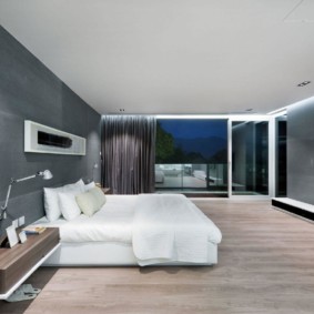 Gri duvarlı bir yatak odası tasarımı