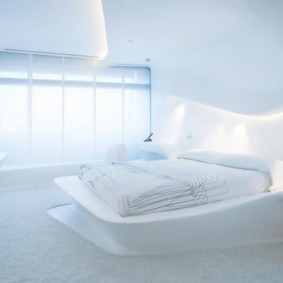 Panoramik pencere ile beyaz yatak odası