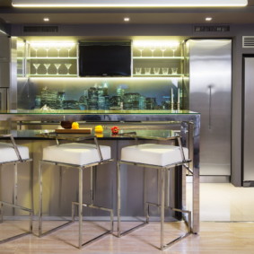 Comptoir de bar dans une cuisine de style moderne