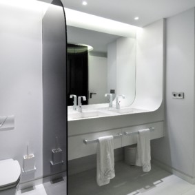 Grand miroir dans la salle de bain
