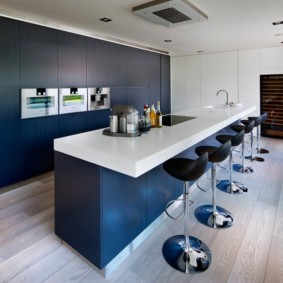 Mutfak mobilyalarının siyah cepheleri