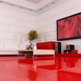 Plancher rouge dans le salon de l'appartement