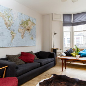 Carte du monde sur le mur du salon