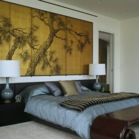 Koka panelis uz guļamistabas sienas