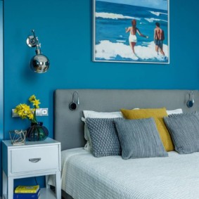 Zilas sienas modernā guļamistabā