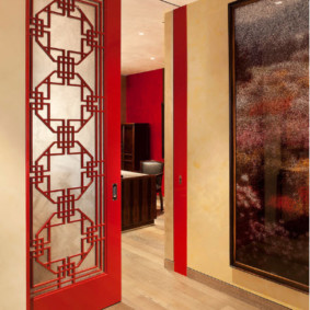 דלת אדומה עם תוספת זכוכית צבעונית