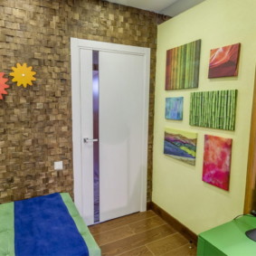 תפאורה קיר מעץ בחדר הילדים