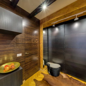 העיצוב של חדר האמבטיה עם ציפוי עץ