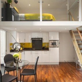 דירה עם קומותיים עם תקרה גבוהה